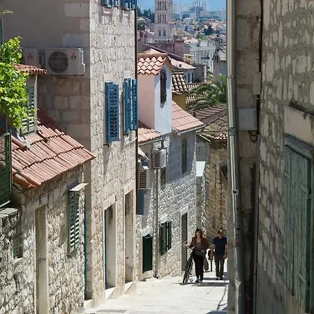דירה Old Town Three Bedroom Apartment Asti Mande 1 *