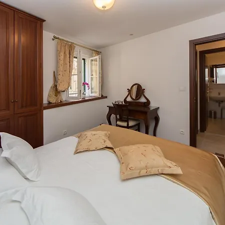 דירה Old Town Three Bedroom Apartment Asti Mande 1