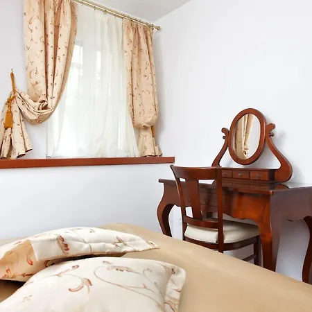 דירה Old Town Three Bedroom Apartment Asti Mande 1