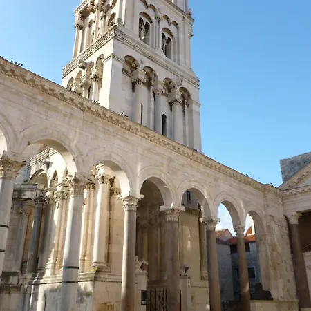 דירה Old Town Three Bedroom Apartment Asti Mande 1