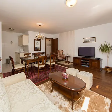 아파트 Old Town Three Bedroom Apartment Asti Mande 1