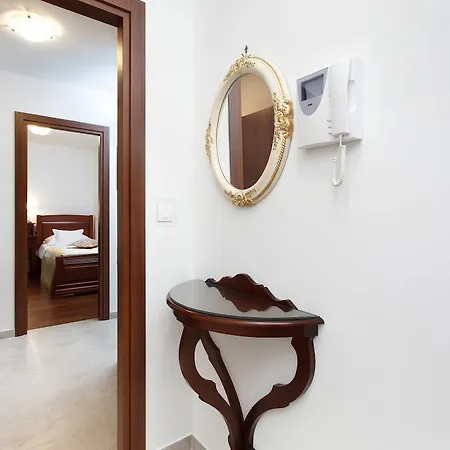 아파트 Old Town Three Bedroom Apartment Asti Mande 1 *