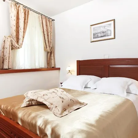 아파트 Old Town Three Bedroom Apartment Asti Mande 1 *
